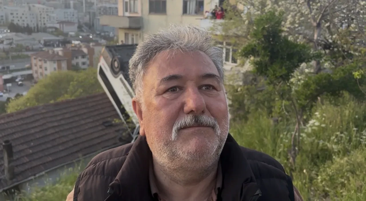 Kağıthane'de evin çatısına servis aracı uçtu