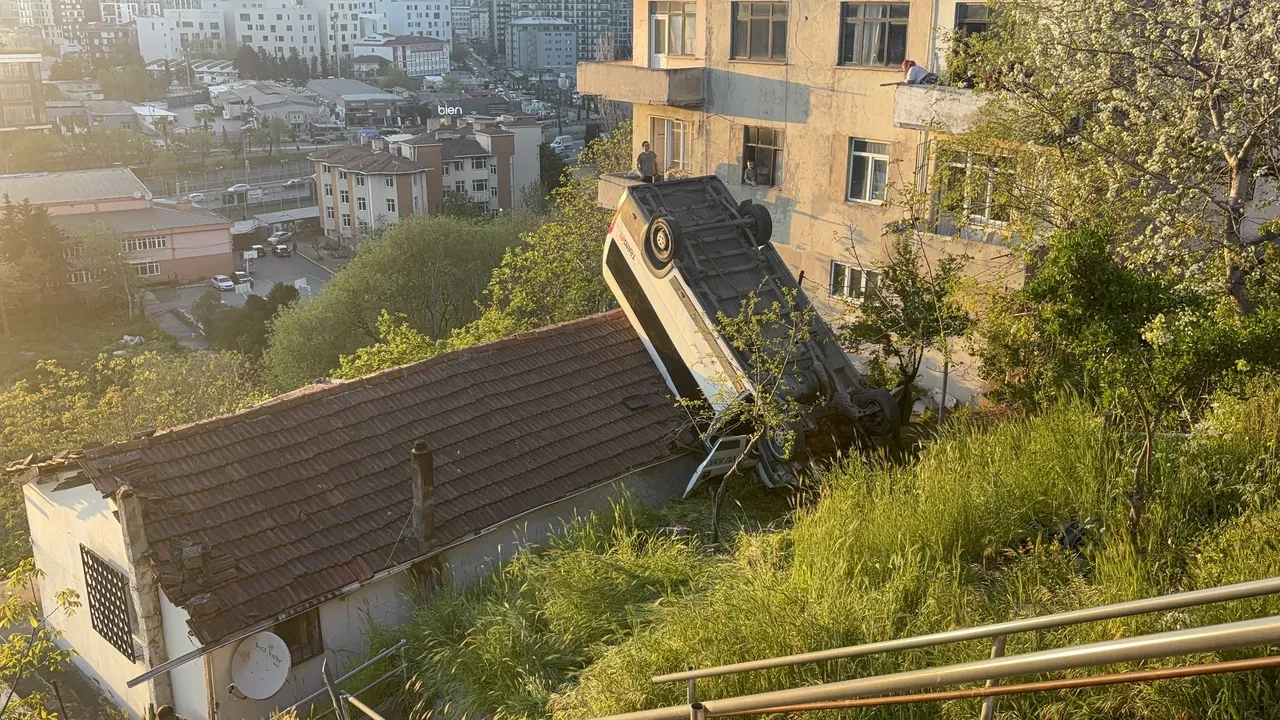 Kağıthane'de evin çatısına servis aracı uçtu