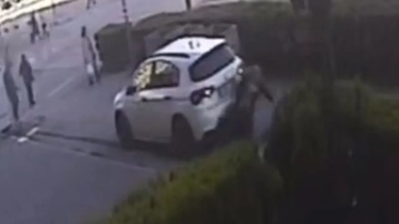 Kaldırımda yürürken otomobilin altında kaldı