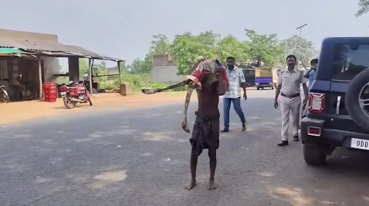 Kız kardeşinin cansız bedenini kucakladı, bankadan para çekmeye gitti