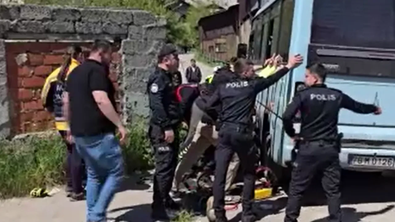 Minibüsün altına sıkışan motosiklet sürücüsü için zamanla yarıştılar