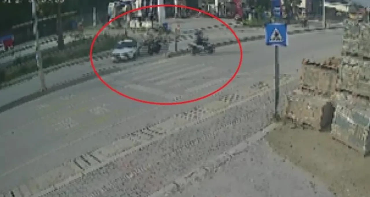 Motosiklet, yaya geçidini kullanmaya çalışan otomobile ok gibi saplandı! Feci kaza kamerada