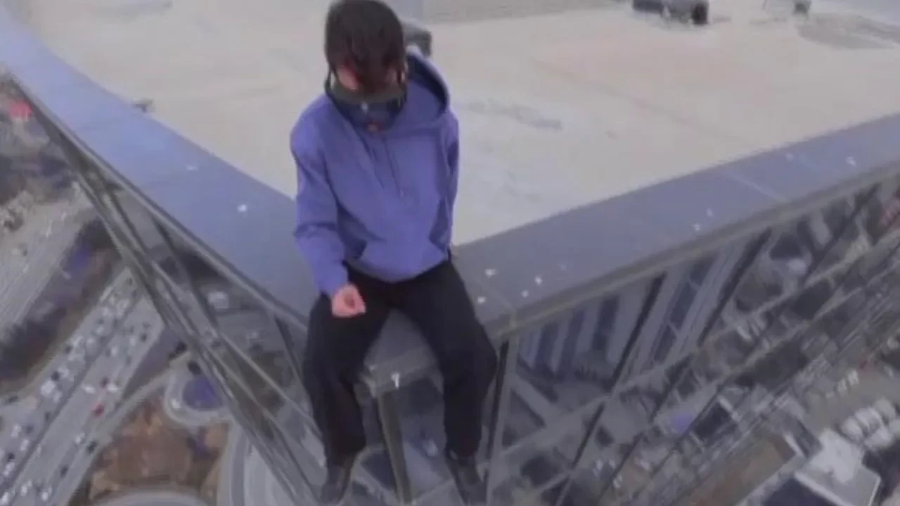 Rooftop tutkunu genç 270 metrelik gökdelenlerin tepesine çıktı! O anlar kamerada