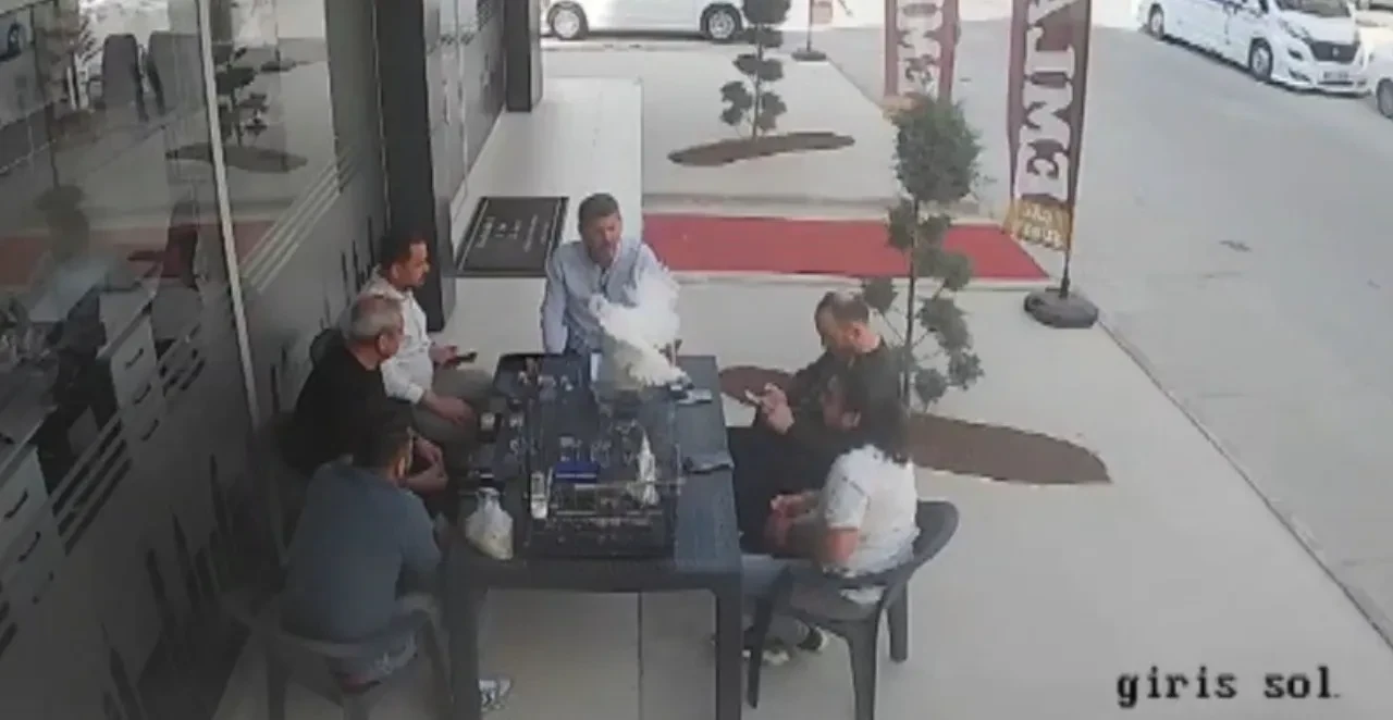 Sohbet ederken bi  anda gökten tavuk düştü!