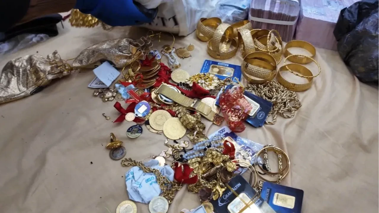 Tefecilere şafak baskını! Evden adeta servet çıktı