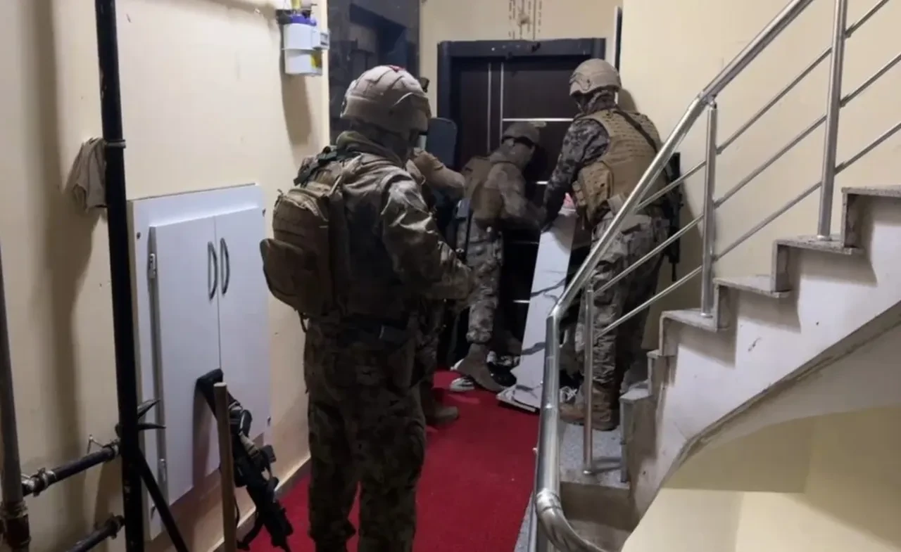 Tefecilere şafak baskını! Evden adeta servet çıktı