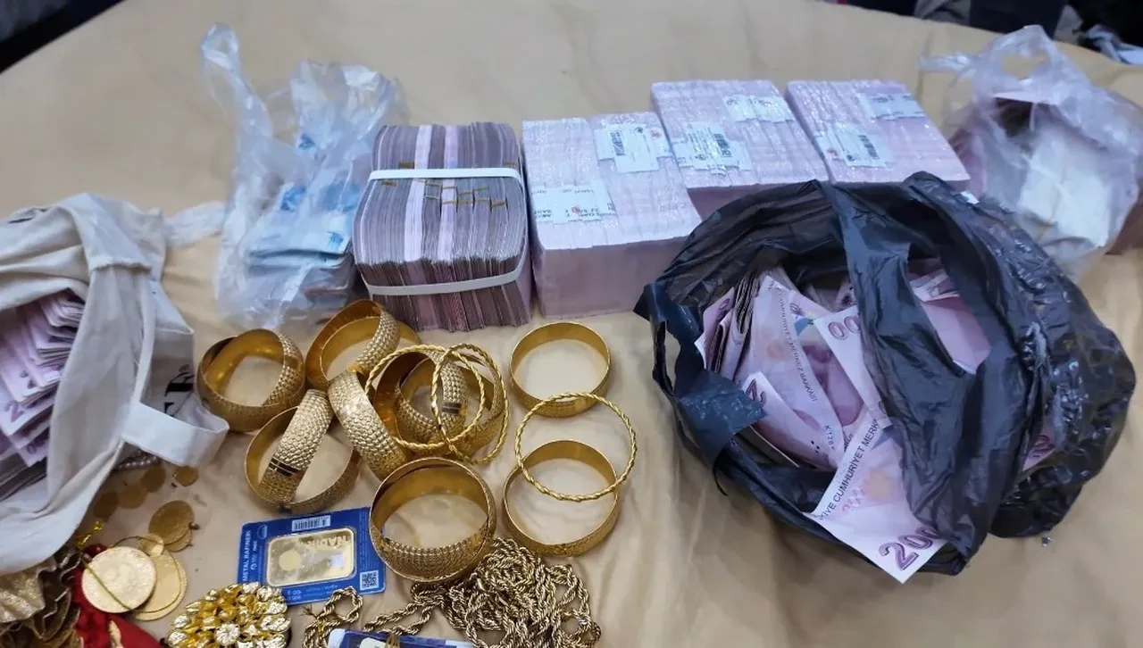 Tefecilere şafak baskını! Evden adeta servet çıktı