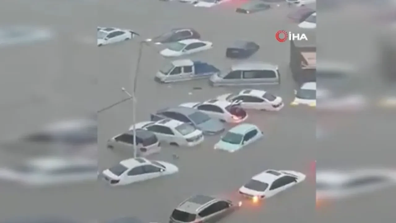 Yok böyle bir yağış! Araçlar sular altında kaldı, eğitime ara verildi