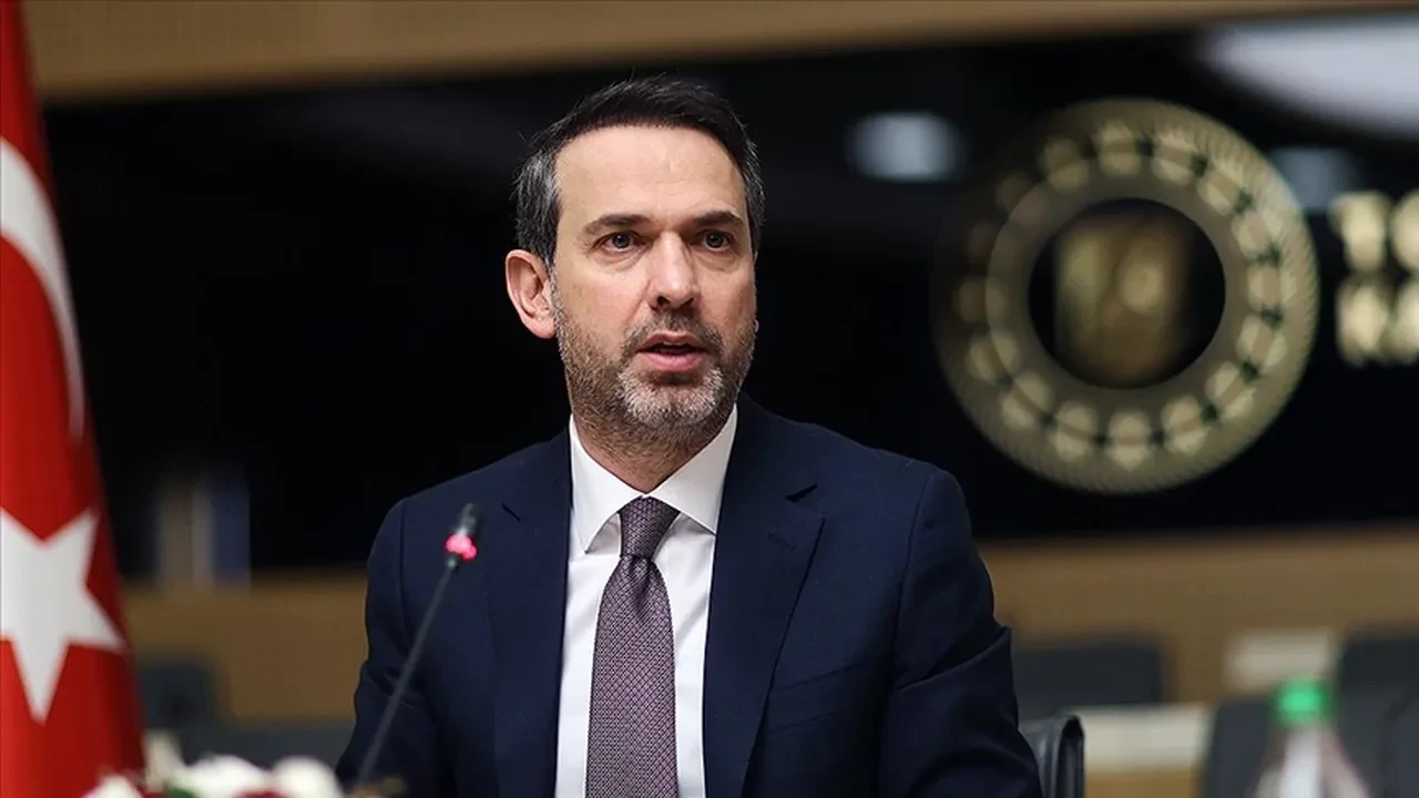 Bakan Bayraktar'dan Özgür Özel'in maden ruhsatı iddiasına cevap: Siyasi manipülasyon çabası