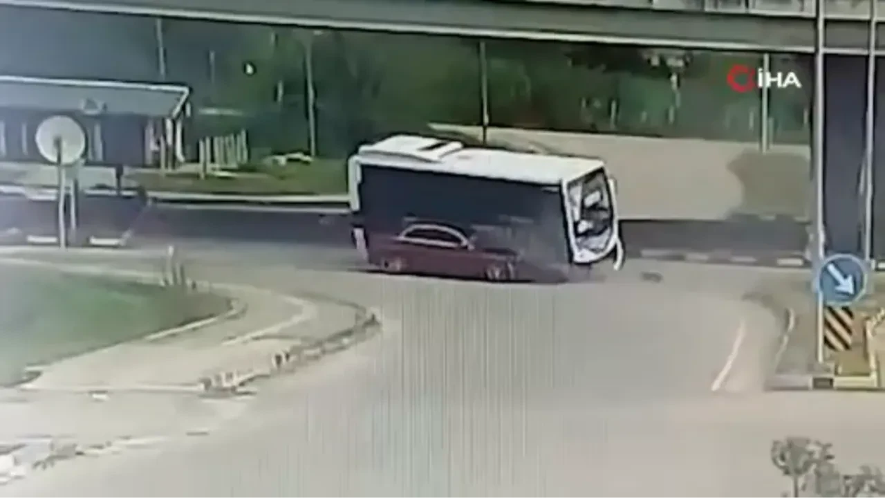 Bartın'da 44 kişinin yaralandığı feci kaza anı kamerada!