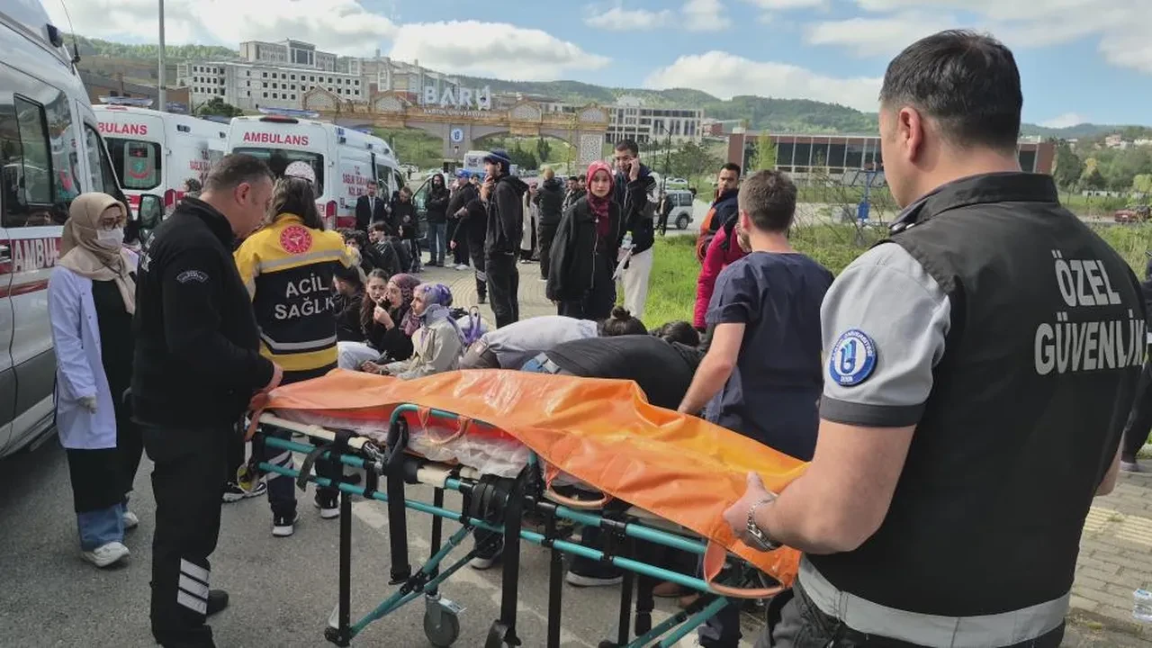 Bartın'da can pazarı! Halk otobüsü otomobilin üzerine devrildi: Onlarca yaralı var