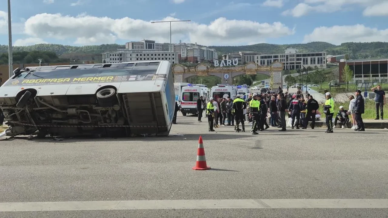 Bartın'da can pazarı! Halk otobüsü otomobilin üzerine devrildi: Onlarca yaralı var
