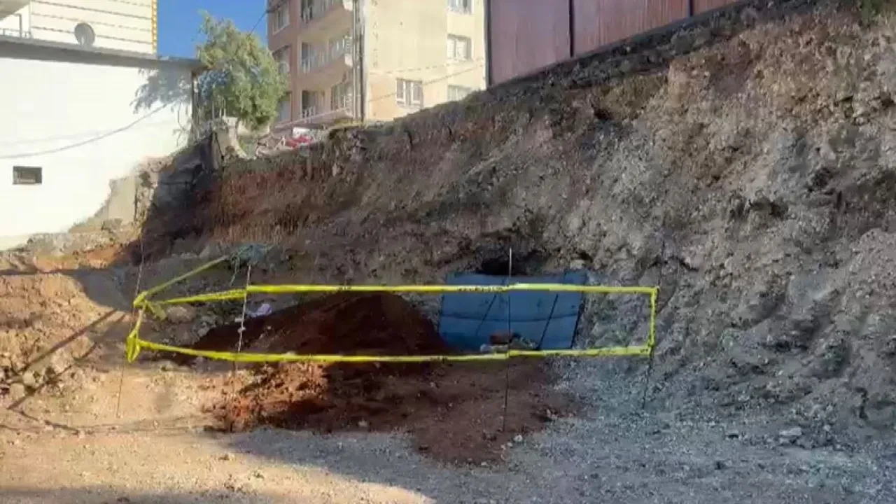 Belediye ekipleri kazdı, tarih fışkırdı! Hatay’da iş makinesi kaya mezar buldu