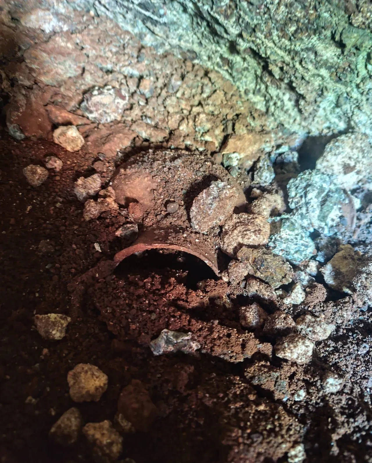 Belediye ekipleri kazdı, tarih fışkırdı! Hatay’da iş makinesi kaya mezar buldu