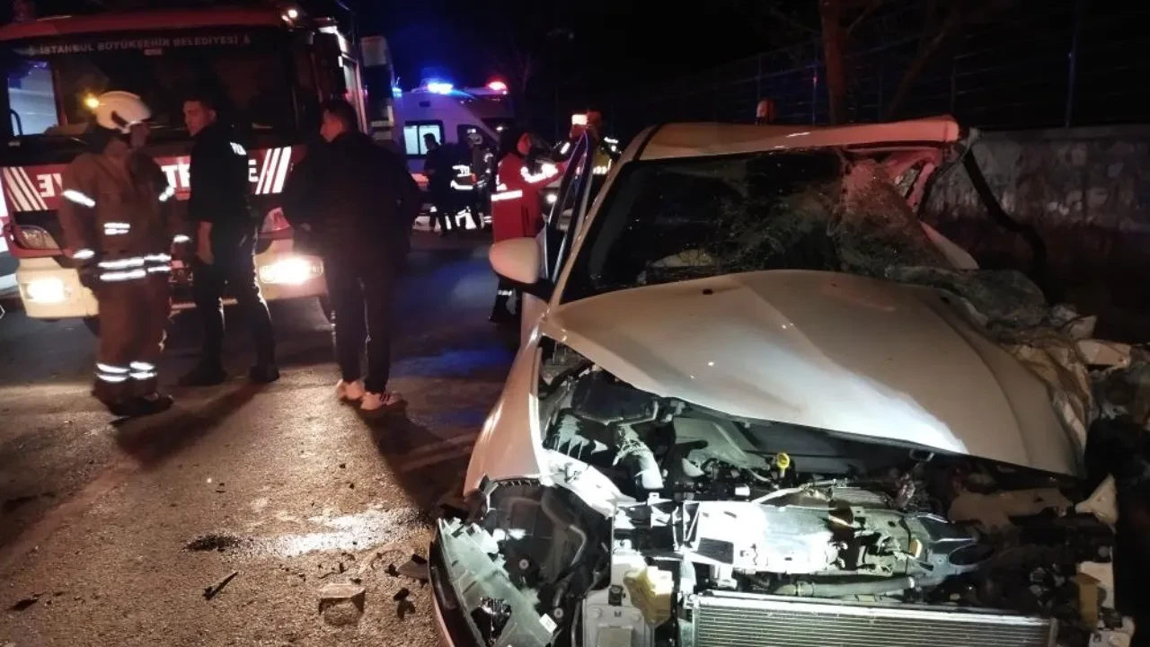 Beykoz'da otomobil ile minibüs çarpıştı: 1'i ağır 12 kişi yaralı