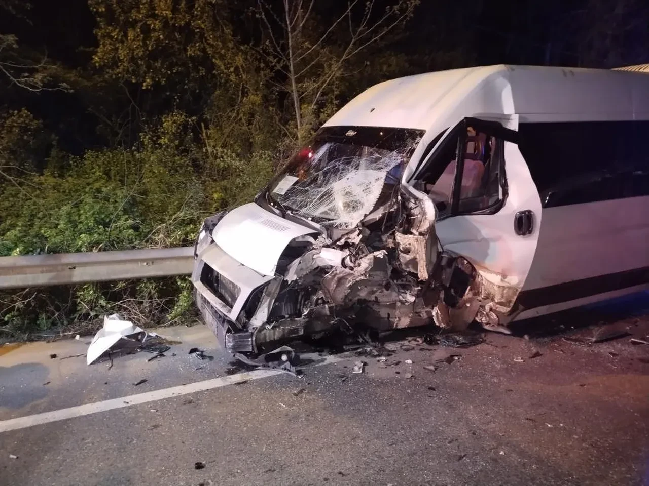 Beykoz'da otomobil ile minibüs çarpıştı: 1'i ağır 12 kişi yaralı