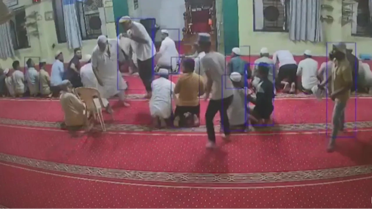 Camide yılan paniği! Herkes namaz sırasında bir sıçradı