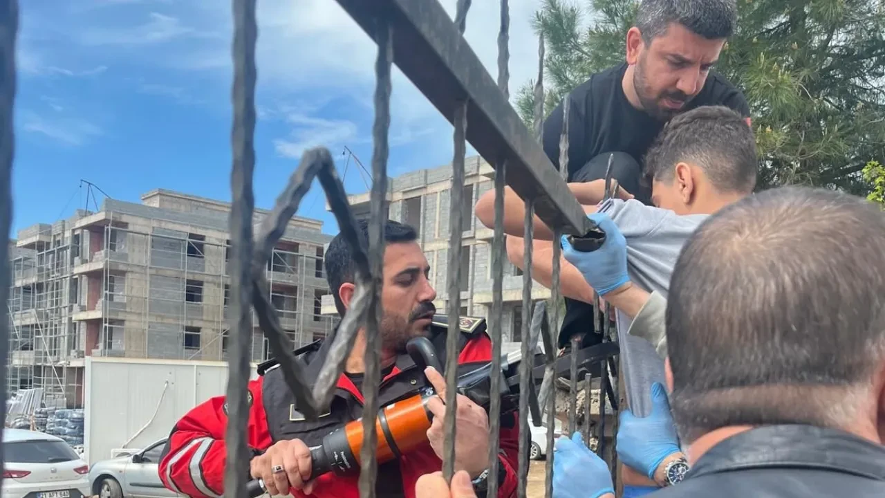 Çocuğun koluna demir korkuluk saplandı! Hastaneye kolundaki demirle gitti