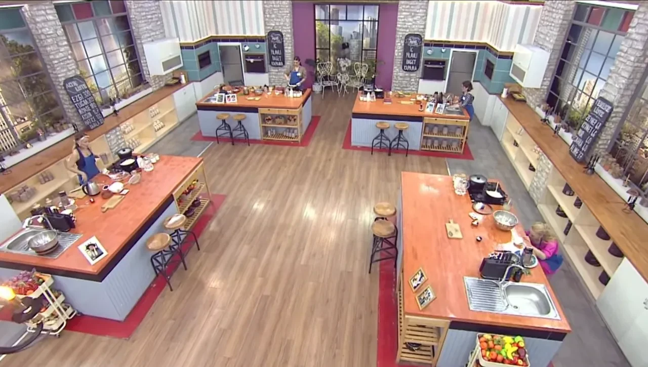 Gelinim Mutfakta gelinlerinden anne hasreti! Tuğba ve Hatice stüdyoda gözyaşlarına boğuldu