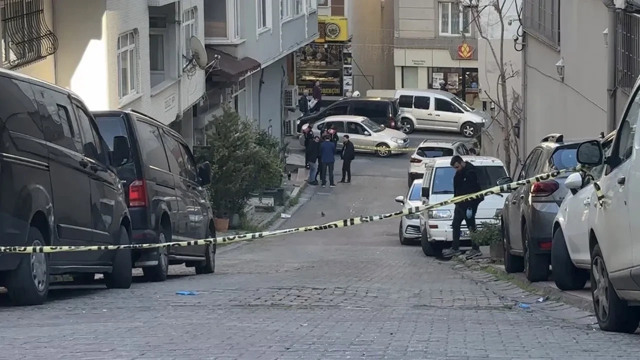 Gençlerin saldırısına uğrayan polis uyarı ateşi açtı: 1 ağır yaralı