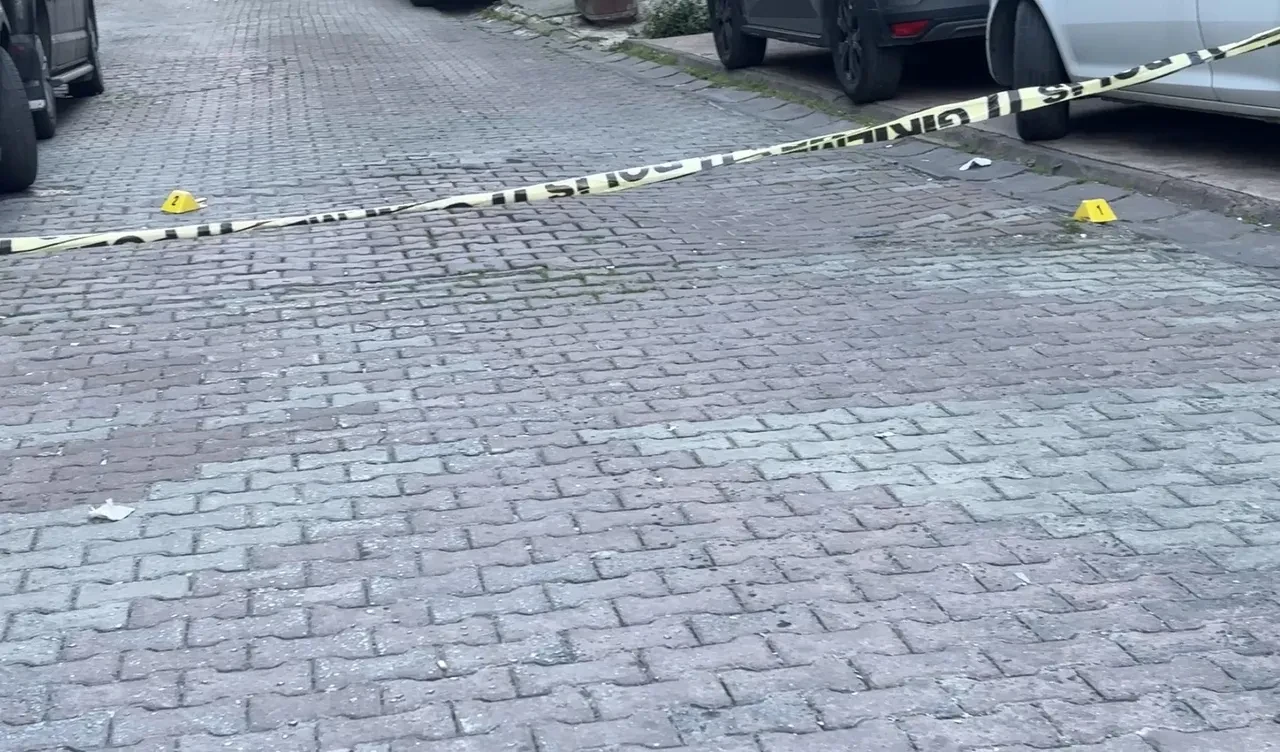 Gençlerin saldırısına uğrayan polis uyarı ateşi açtı: 1 ağır yaralı