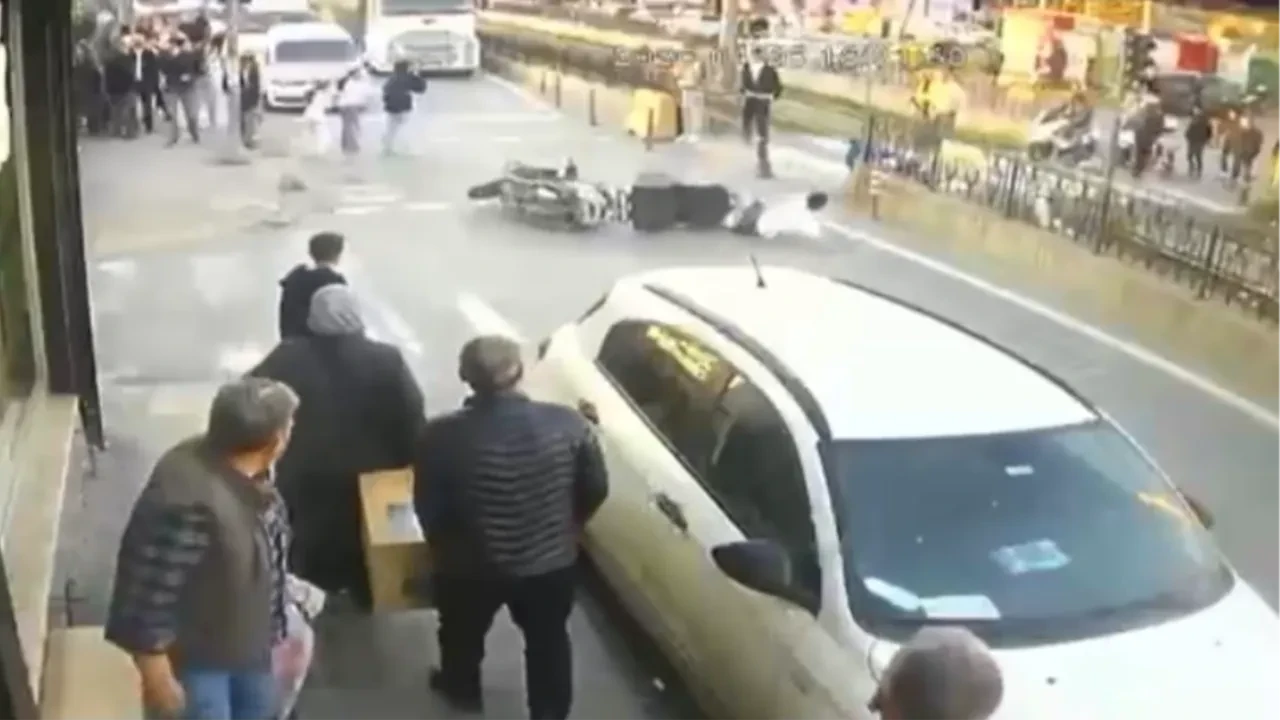 Hız felaket getirdi! Motosikletli çarptığı yayayı yola savurdu