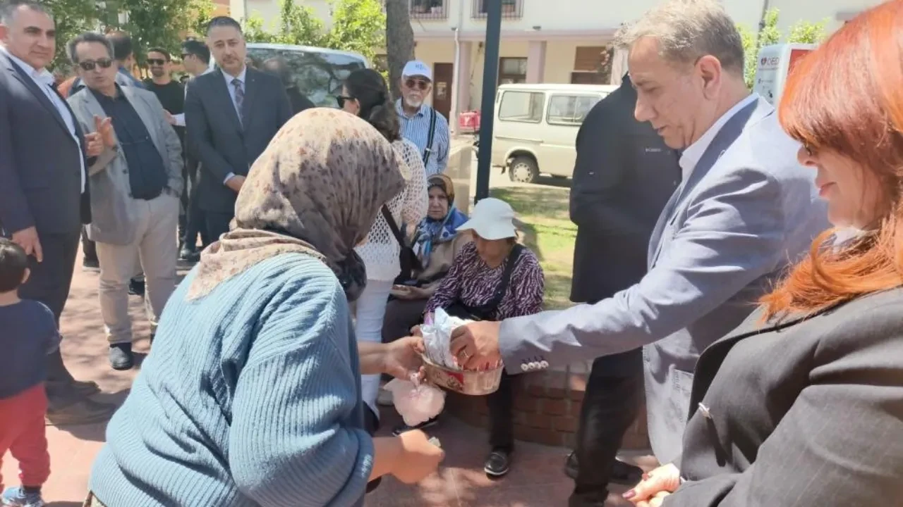 İşportacı teyze, belediye başkanının adeta yakasına yapıştı! Satış yapmadan bırakmadı