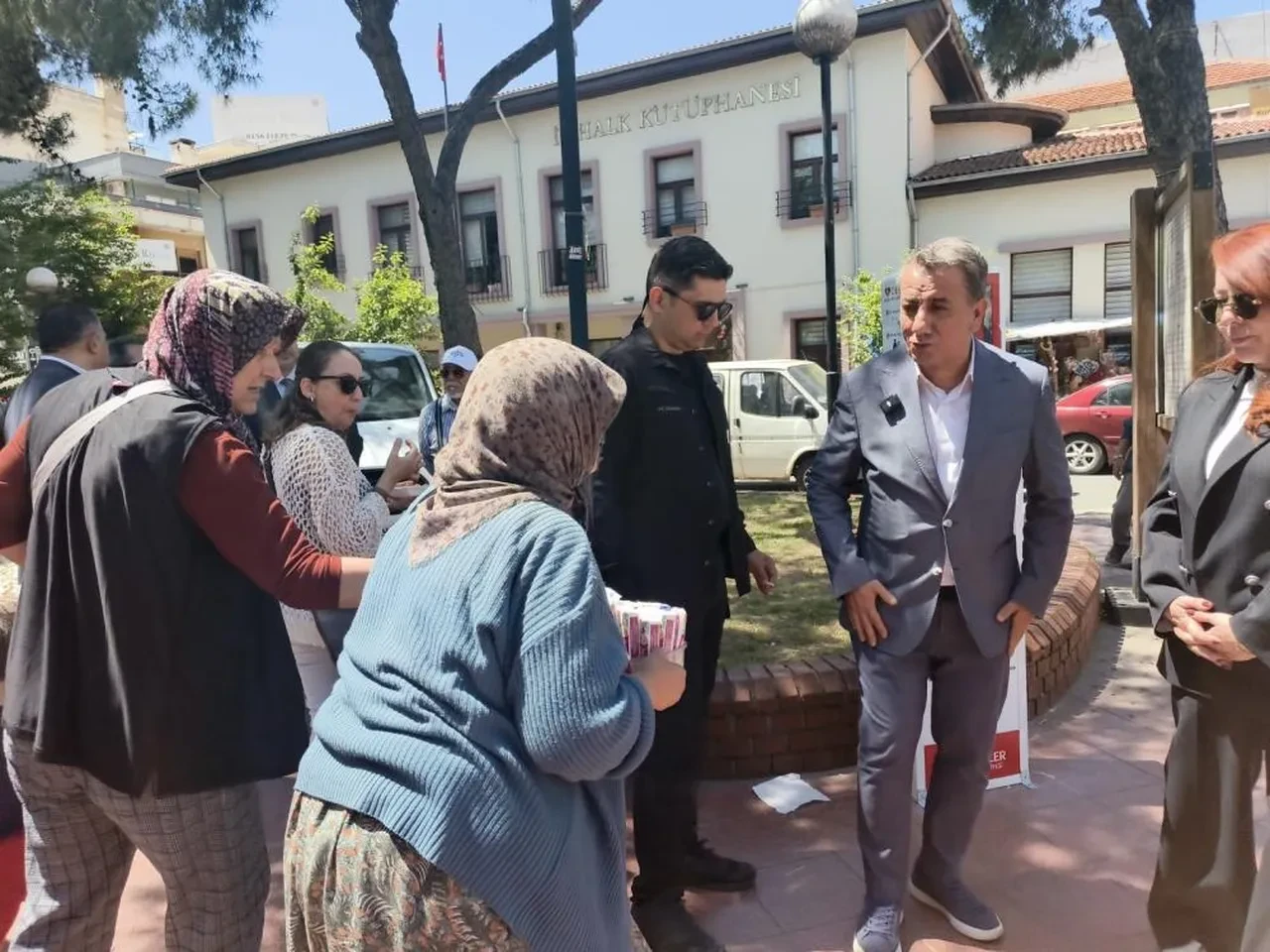 İşportacı teyze, belediye başkanının adeta yakasına yapıştı! Satış yapmadan bırakmadı