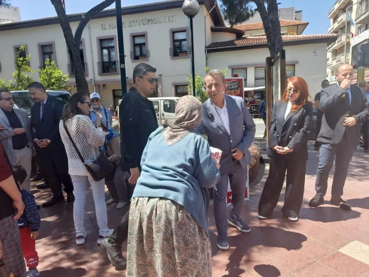 İşportacı teyze, belediye başkanının adeta yakasına yapıştı! Satış yapmadan bırakmadı