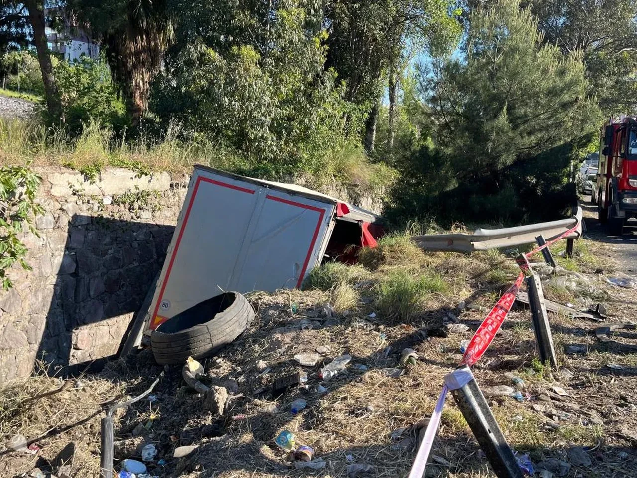 İzmir'de freni patlayan tır karşı şeride geçti: Ölü ve yaralılar var 