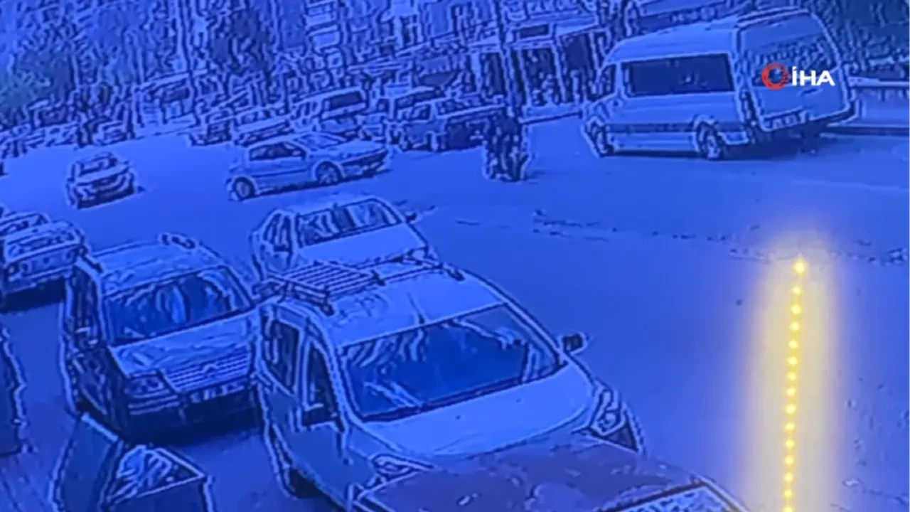 Karaman’da otomobile çarpan motosikletin zor anları