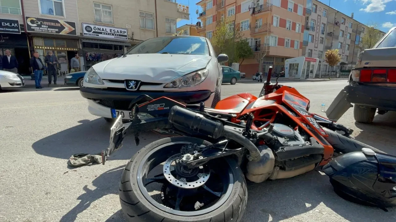 Karaman’da otomobile çarpan motosikletin zor anları