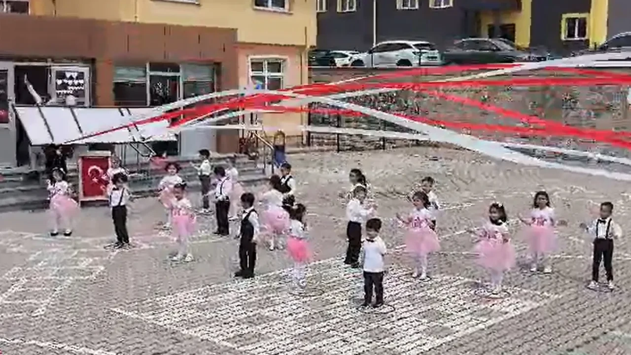 Kayseri'de öğretmenin üzerine tabela düştü