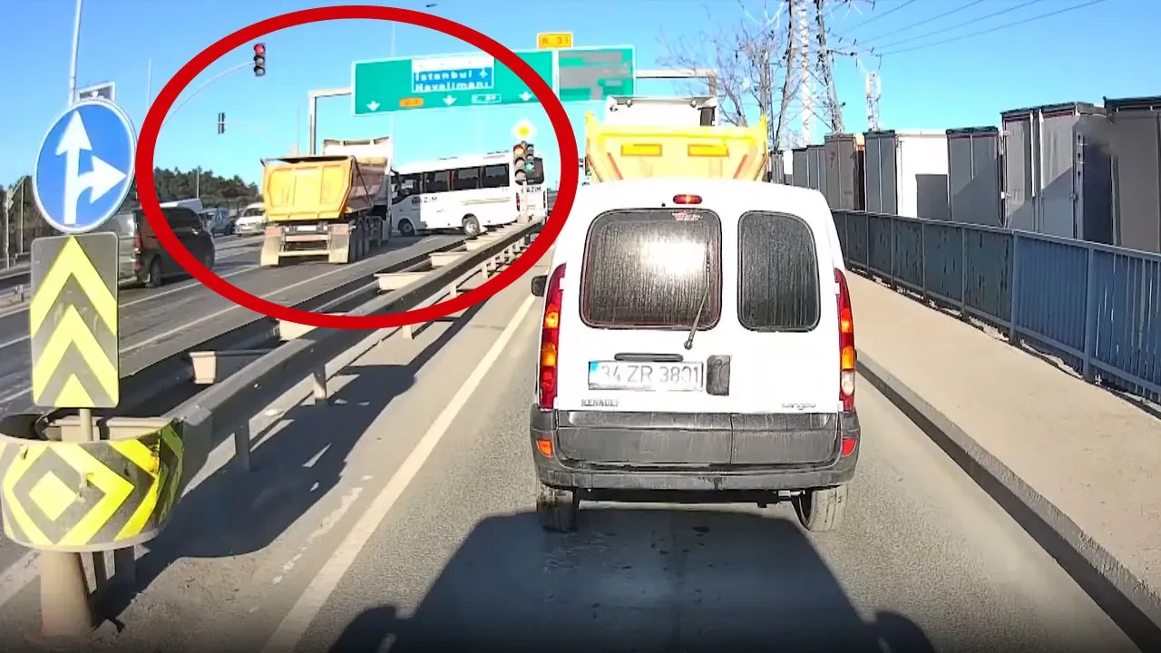 Kırmızı ışıkta geçen hafriyat kamyonu, midibüsü biçti