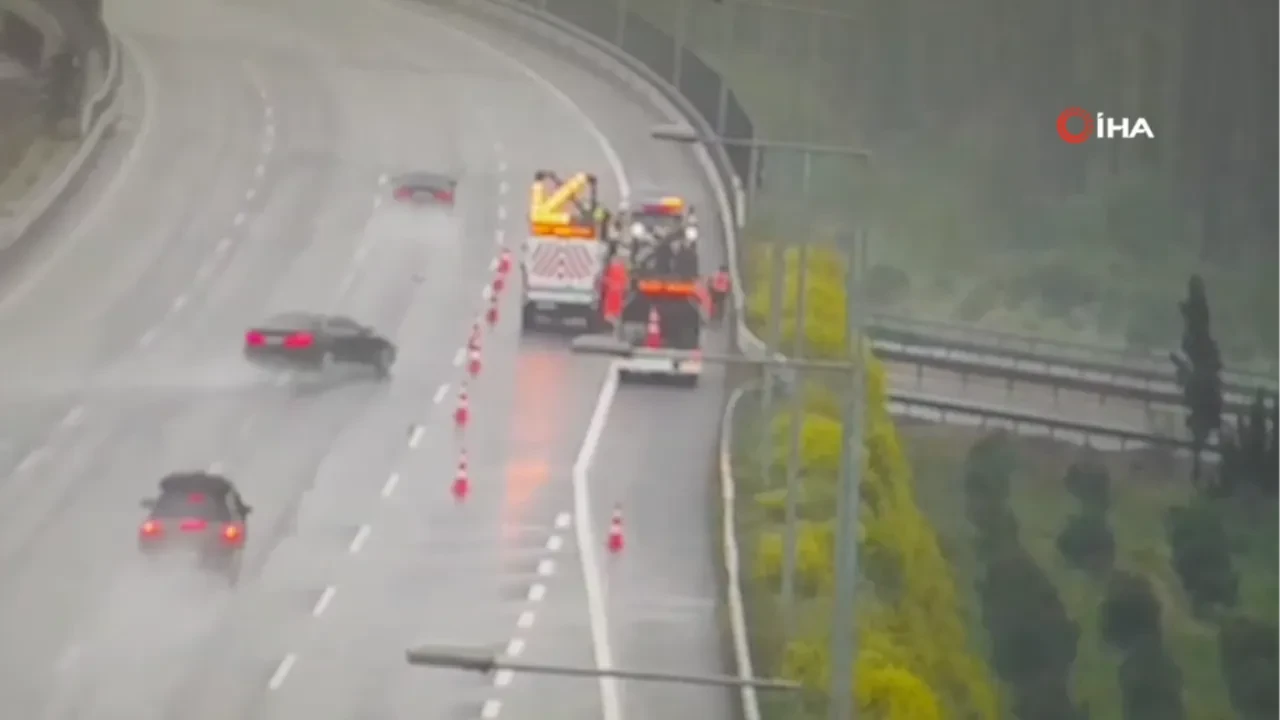 Kontrolden çıkan araç önce bariyerlere sonra çalışanlara çarptı