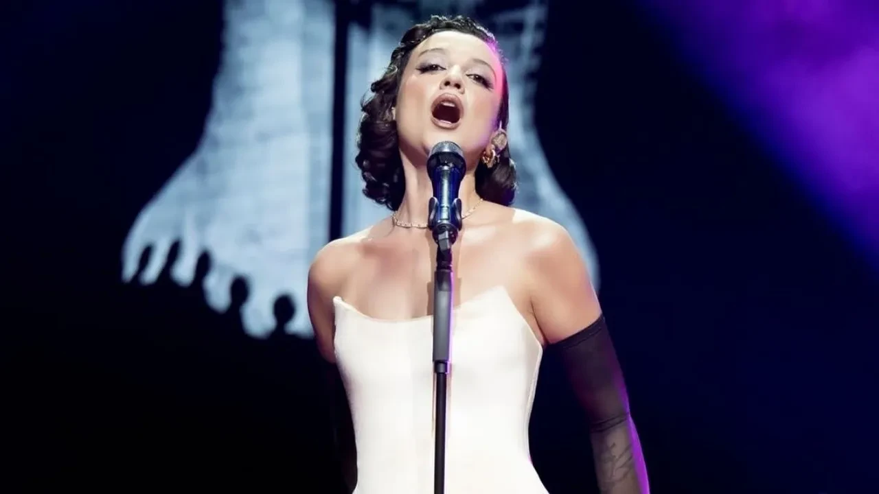 Melike Şahin’den sevenlerine büyük sürpriz! Sahnede hamile olduğunu açıkladı