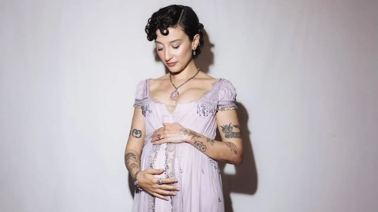 Melike Şahin’den sevenlerine büyük sürpriz! Sahnede hamile olduğunu açıkladı