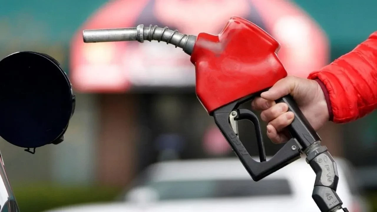 Otomobiliniz çok yakıyorsa sebebini başka yerde aramayın! Tavandaki bir parça söküldüğü an etkisini gösteriyor