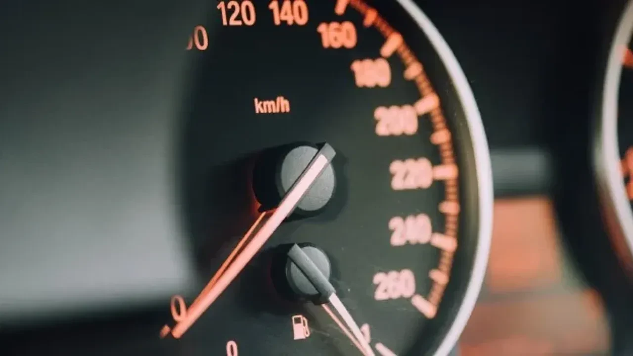 Otomobiliniz çok yakıyorsa sebebini başka yerde aramayın! Tavandaki bir parça söküldüğü an etkisini gösteriyor