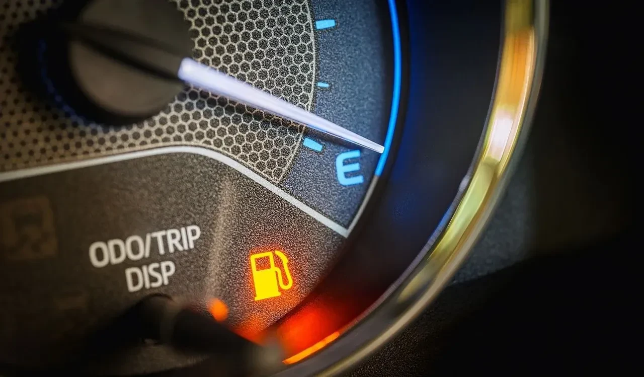 Otomobiliniz çok yakıyorsa sebebini başka yerde aramayın! Tavandaki bir parça söküldüğü an etkisini gösteriyor