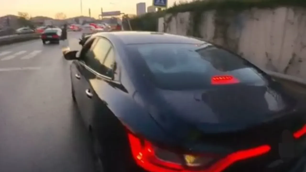 Pendik’te kask kamerası yakalattı: Motosikletliye çarpan sürücüye ceza yağdı!