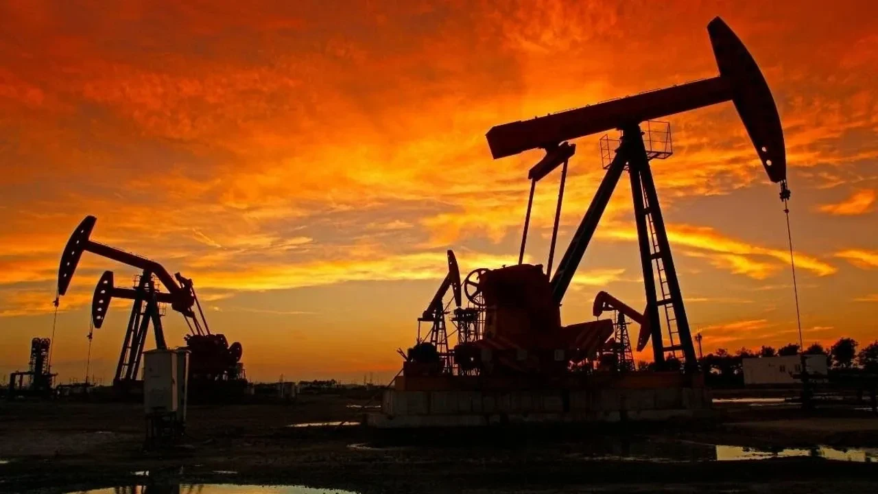 Petrolde tansiyon düşmüyor: Brent 111 dolara dayandı