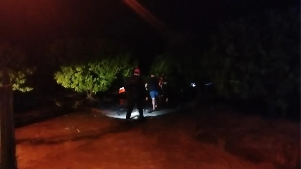 Sel sularında can pazarı! Kozan'da otomobilden atlayan iki arkadaştan biri hayatını kaybetti