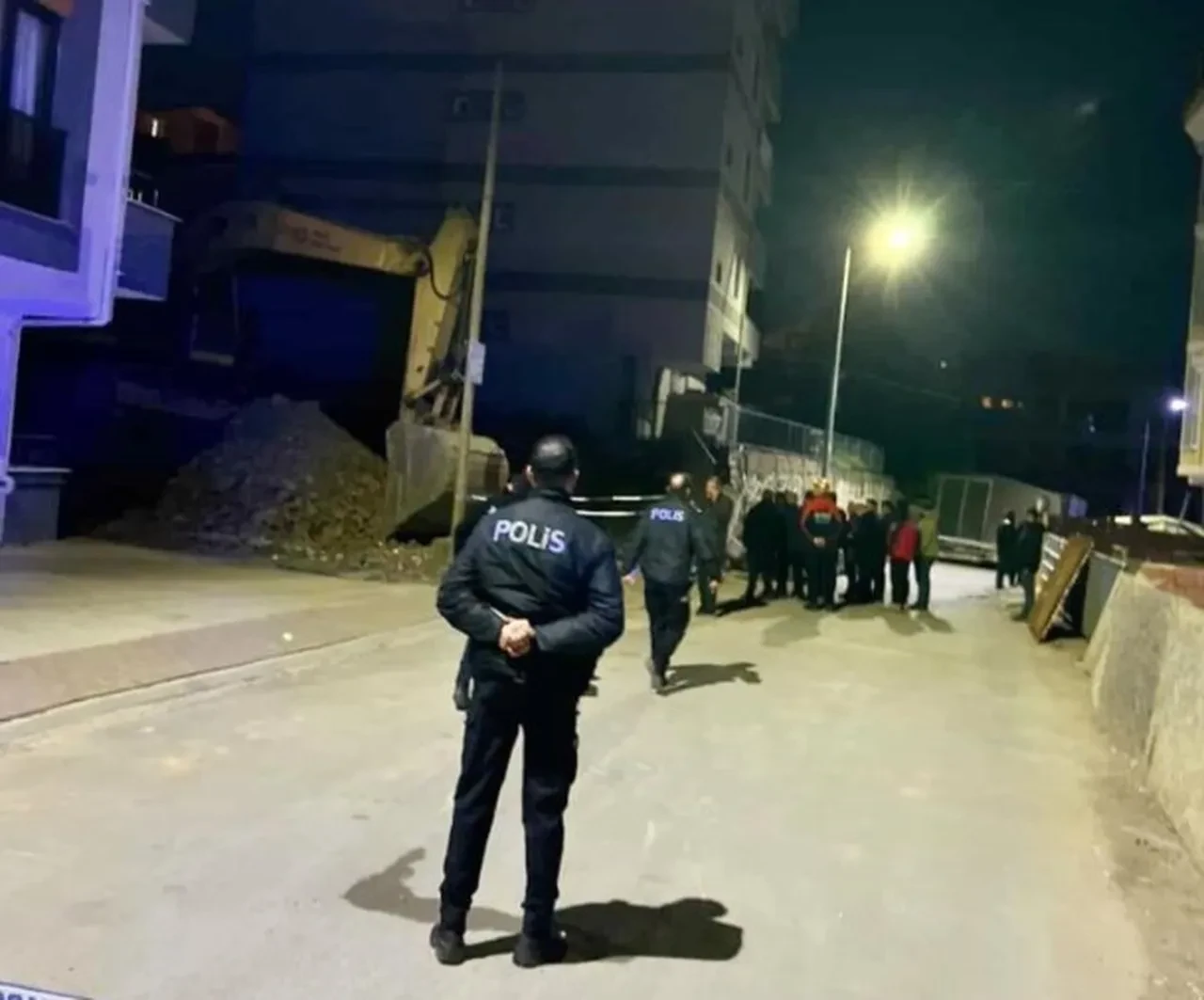 Temel kazısı felaketle sonuçlanıyordu! 5 katlı bina boşaltıldı