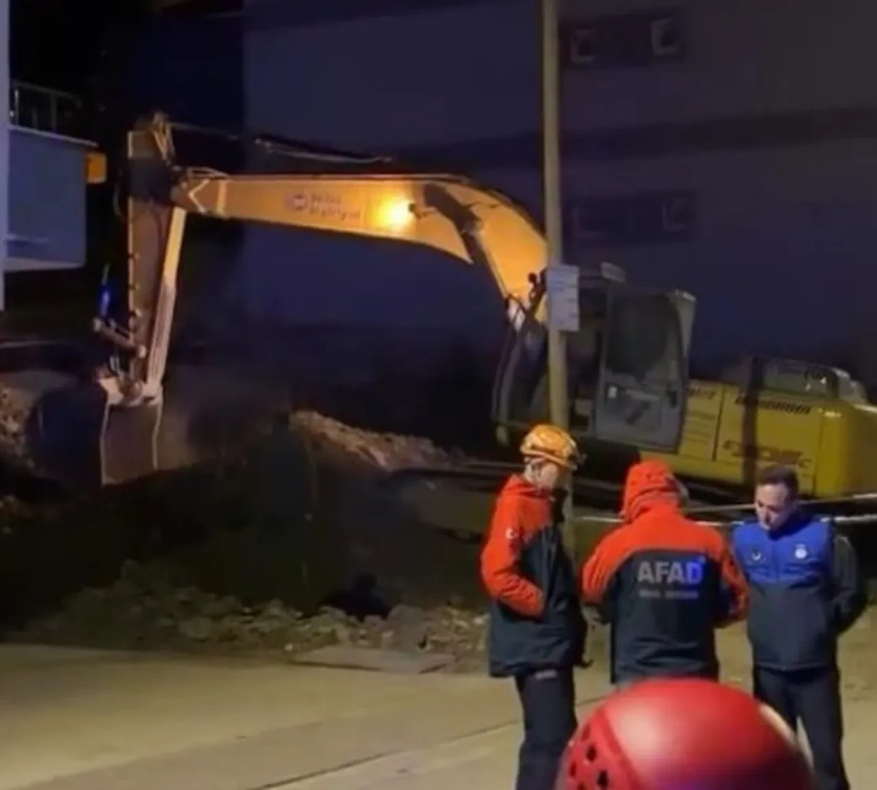 Temel kazısı felaketle sonuçlanıyordu! 5 katlı bina boşaltıldı