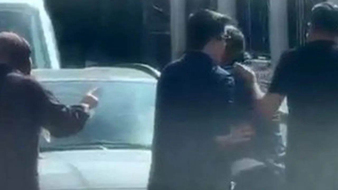 Trafiğin ortasında tehlikeli anlar! Yol verme tartışması kamerada