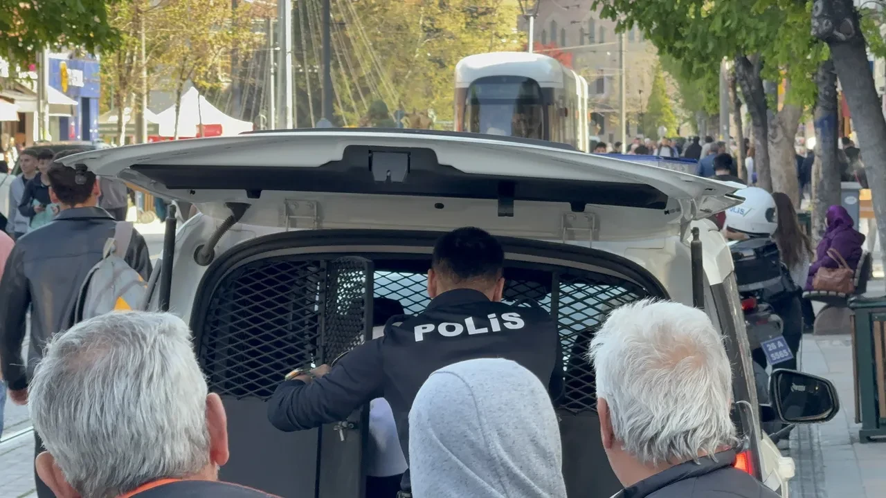 Yaşlı adamı yumruklamıştı! Mahkeme 14 yaşındaki şüpheliye acımadı