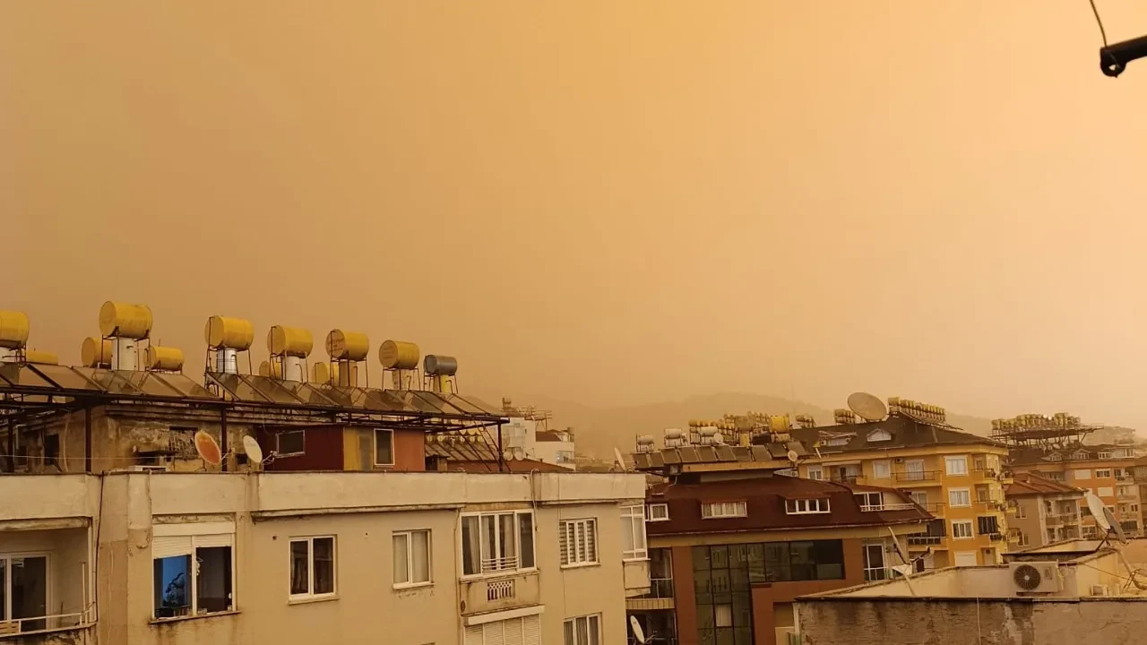 Alanya'da gökyüzü kızıla büründü! Çamur yağdı, görüş mesafesi düştü
