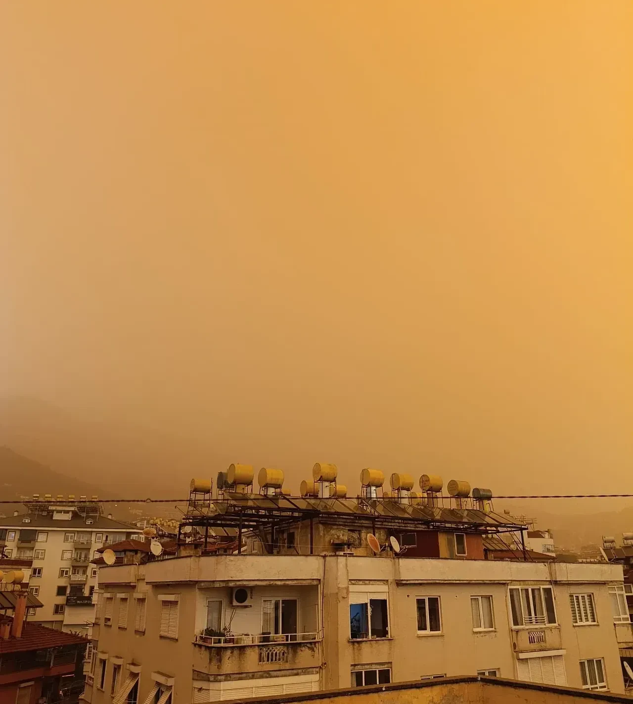 Alanya'da gökyüzü kızıla büründü! Çamur yağdı, görüş mesafesi düştü