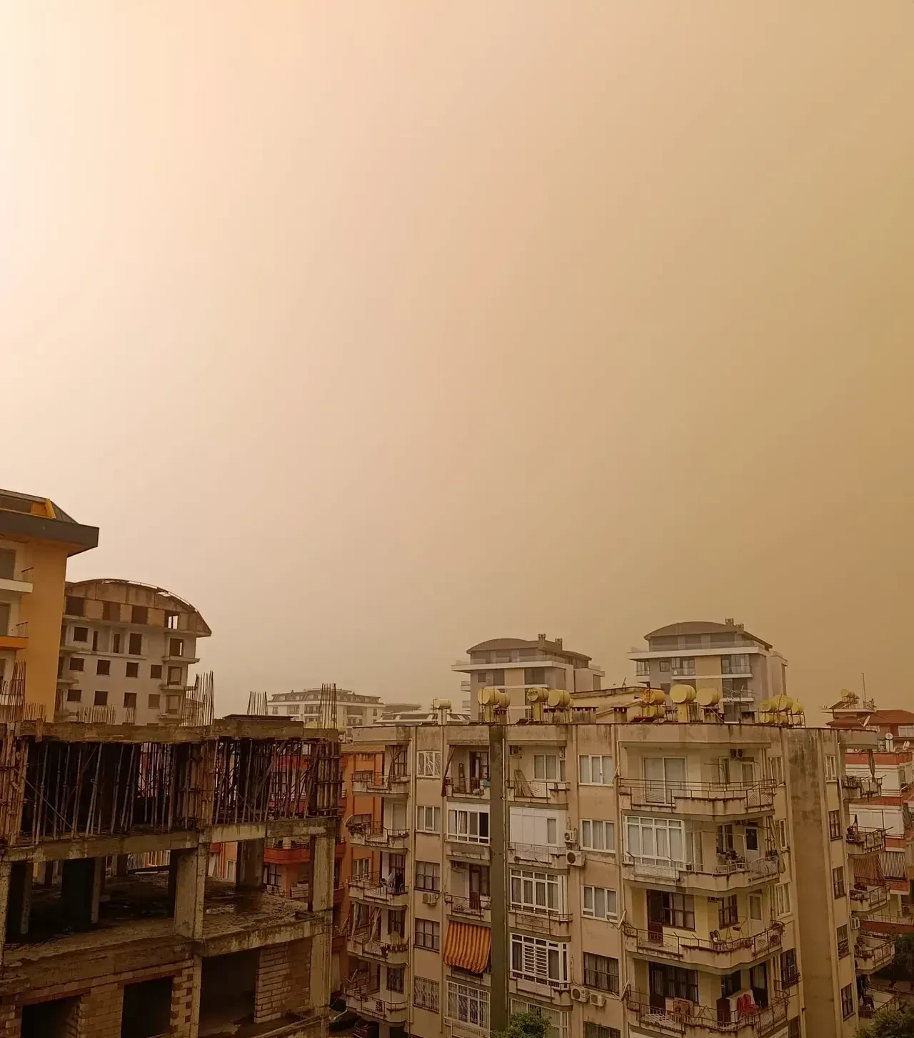 Alanya'da gökyüzü kızıla büründü! Çamur yağdı, görüş mesafesi düştü